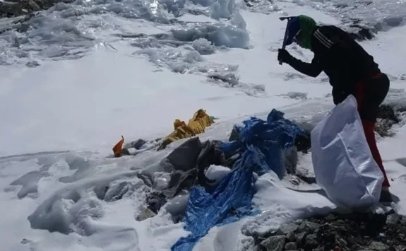 Background Image of Everest Climbers To Adopt Poo Bags for Cleanup