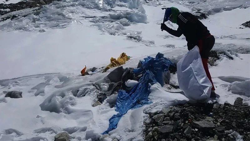 Everest Climbers To Adopt Poo Bags for Cleanup Program
