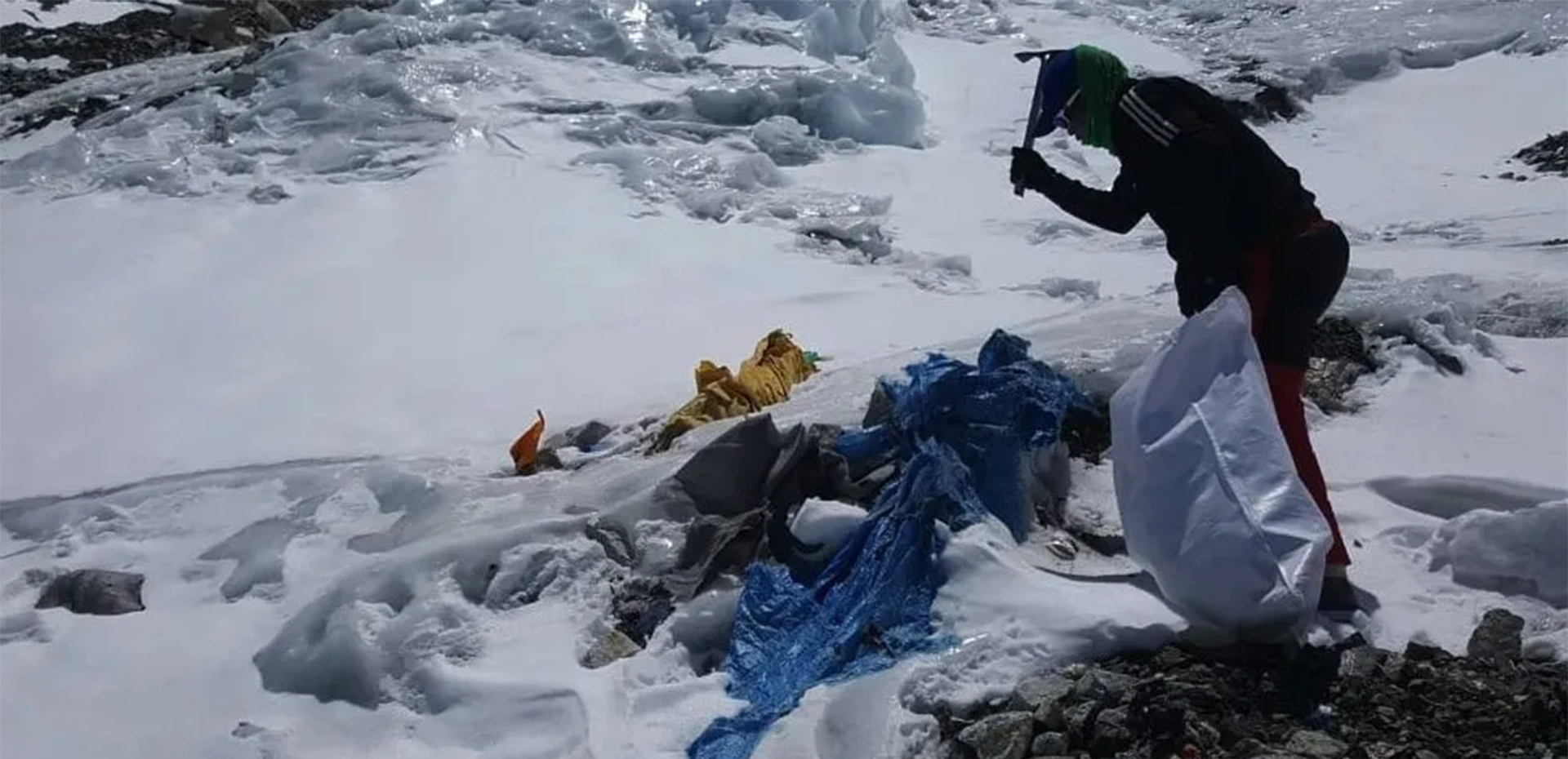 Background Image of Everest Climbers To Adopt Poo Bags for Cleanup